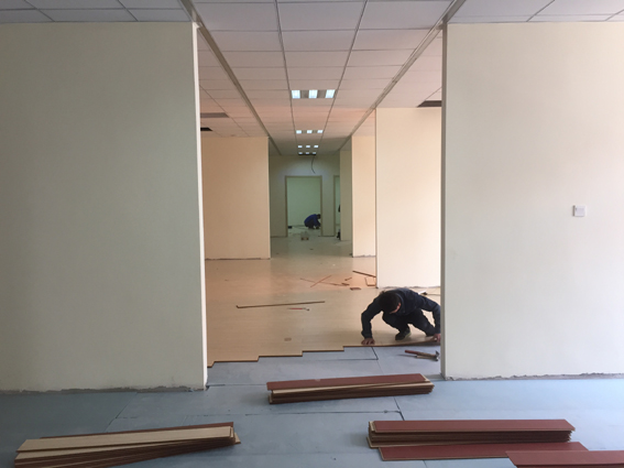 辦公室裝修復(fù)合地板鋪貼圖片