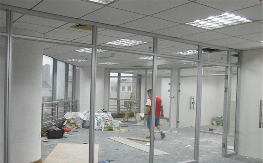 裝修工人正在進(jìn)行高隔間施工