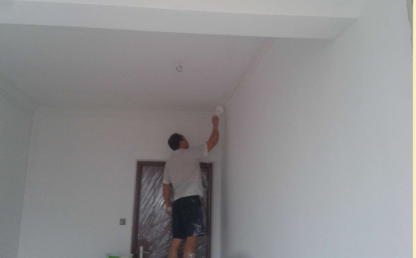 工人正在進行乳膠漆施工